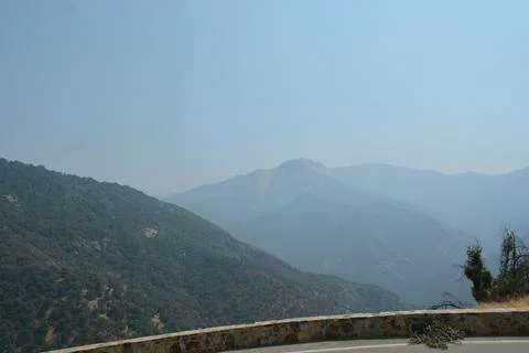 Mountain View Captures Atmosphere of Tranquility in Hazy Summer Landscape Foto stock