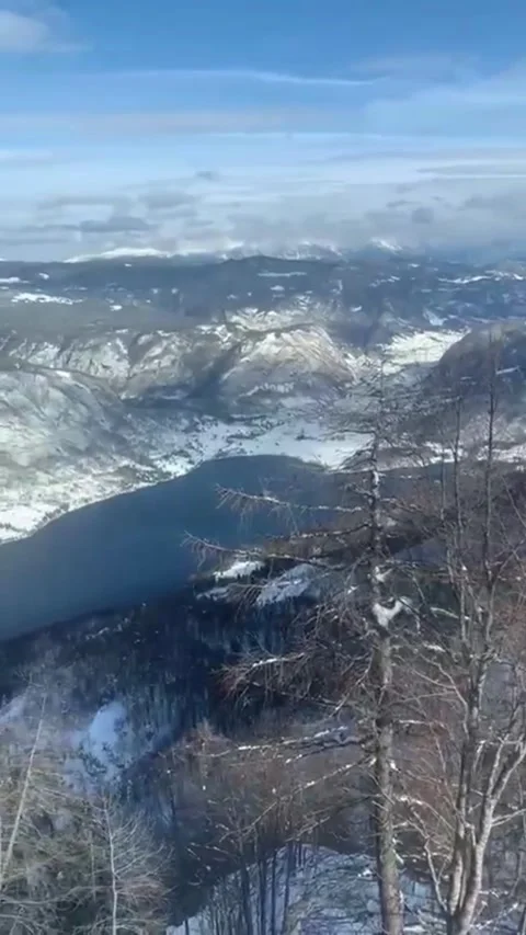 Mountain view of lake Vídeos de archivo 273992248