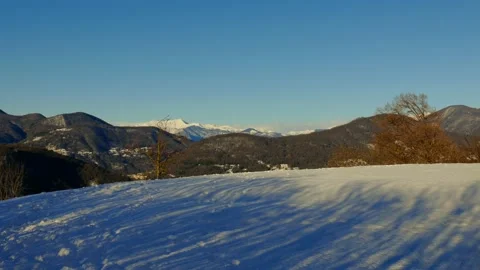 Mountain View with Snow and Clear Blue Sky in a Sunny Day Video stock 191953157