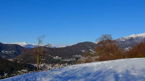 Mountain View with Snow and Clear Blue Sky in a Sunny Day in Collina di Oro Stockbeeldmateriaal 194011722