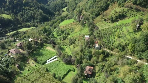 Mountain Village Crane Down Stockbeeldmateriaal 164550752