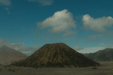 A mountain with a volcano on top Foto stock