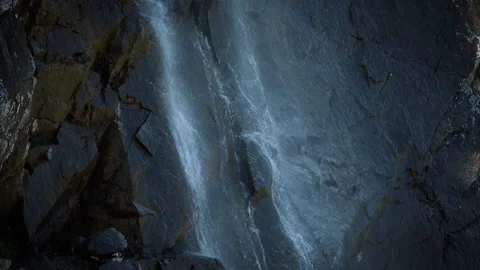 Mountain water flows down the cliffs Vídeo Stock 103954317