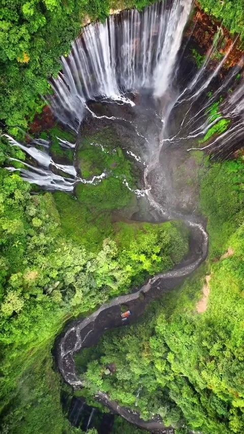 Mountain Waterfall Flowing Through a Scenic Landscape Vídeos de archivo 337703155