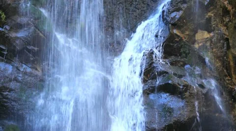 Mountain waterfall 库存影片 21334886