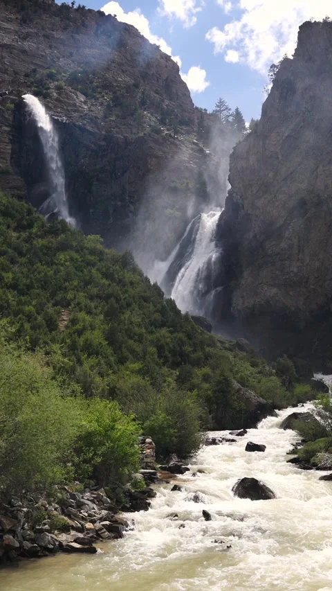 Mountain waterfall 库存影片 344545617