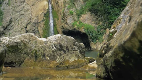 Mountain waterfall in slow motion Video stock 154222322