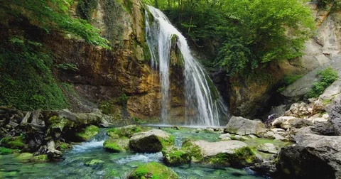 Mountain Waterfall Water Flows Over Green and Yellow Rocks, the Water Diverges Vídeos de archivo 72075987