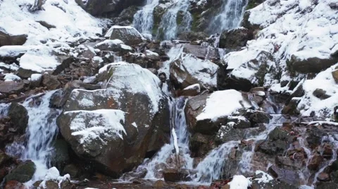 Mountain waterfall in winter Vídeos de archivo 52753372