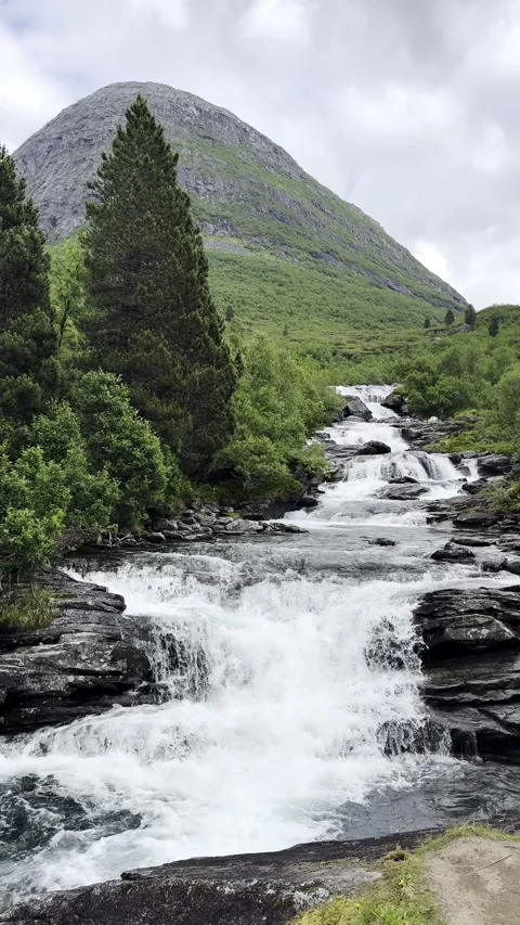 Mountain waterfalls cascading down rocky slopes 库存影片 340238156