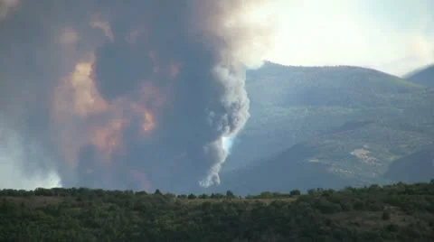 Mountain Wildfire Vídeos de archivo 12575370