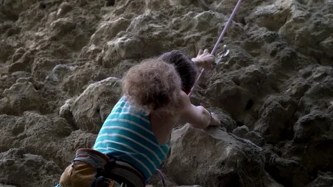 Mountaineer climbs the mountain Видео 98028567