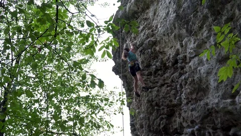 Mountaineer climbs the mountain 動画素材 98028572