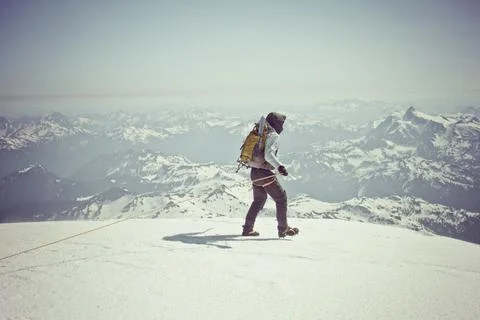 Mountaineer exploring summit of Mount Baker, Washington, USA. Foto stock