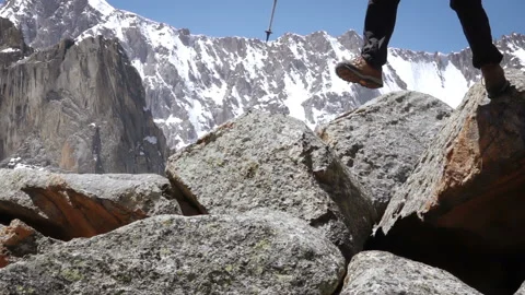 Mountaineer jumping from a large stone Vídeo Stock 103967510