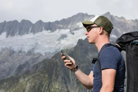 Mountaineer oriented with a GPS in the mountains Foto stock