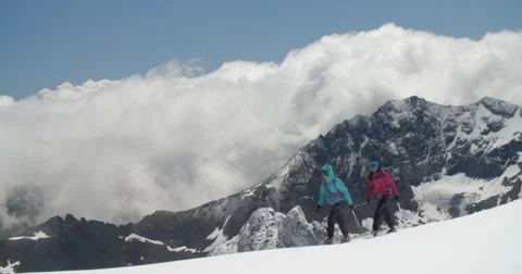Mountaineers Above the Clouds. Vídeo Stock 67988343