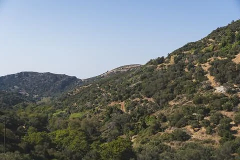 Mountainous landscape covered with sparse flora in Mediterranean region Foto stock