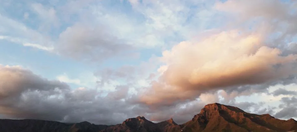 Mountains Aagainst the Background of Clouds Foto stock