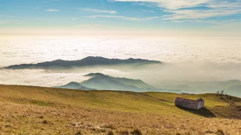 Mountains above Clouds Stockbeeldmateriaal 98501618