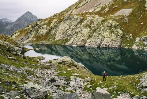 Mountains and blue water Фото