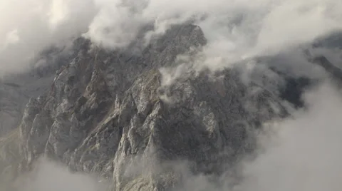 Mountains and Clouds 库存影片 32814477