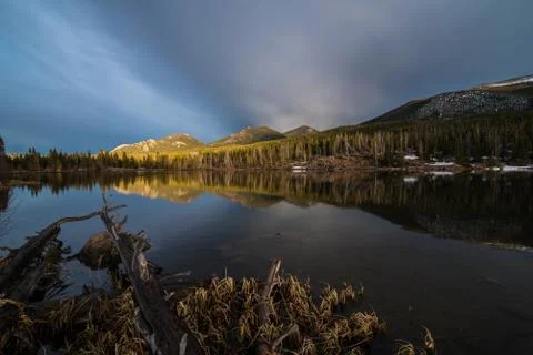 Mountains and trees reflected in a calm lake. Foto stock
