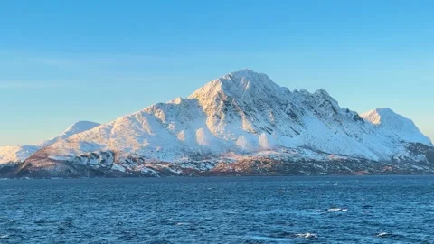 Mountains and water landscape at sunset in Alaska Vídeos de archivo 345315423