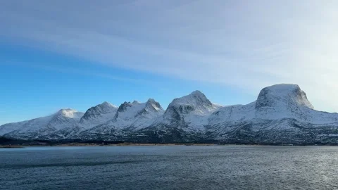 Mountains and water landscape at sunset in Alaska Vídeos de archivo 345315424