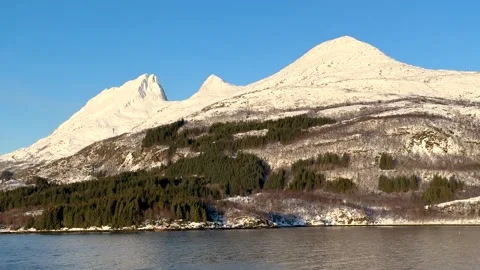 Mountains and water landscape at sunset in Alaska Vídeos de archivo 345315432