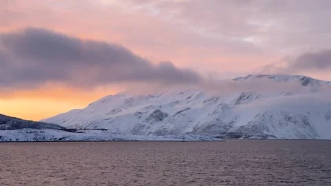 Mountains and water landscape at sunset in Alaska Vídeos de archivo 345315470