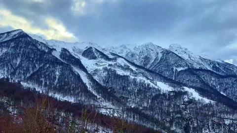 The mountains are covered in snow and the sky is cloudy Vídeo Stock 271080053