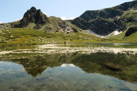 The mountains are reflecting on the smooth surface of the Fish Lake, Ribnot.. Foto stock