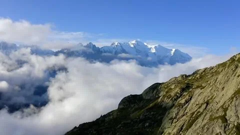 Mountains in the clouds during the day Foto stock