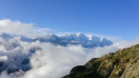 Mountains in the clouds during the day Foto stock