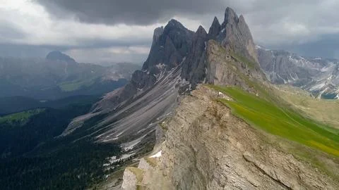 Mountains in the clouds during the day Foto stock