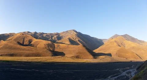 Mountains in the first rays of the sun on the way to Khinalyg village. Guba r Foto stock
