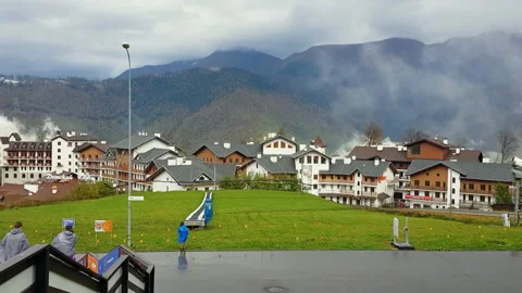 Mountains in the fog 库存影片 112672191