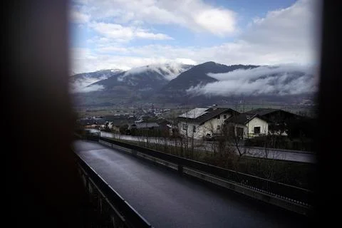 Mountains hidden in low clouds in austrian village. view from window, peepi.. Foto stock
