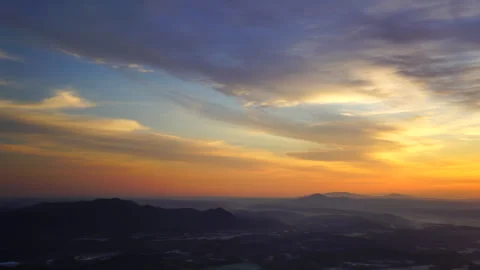 Mountains including Oritsume-dake and the sunrise viewed from Daikokumori Vidéo 331115901