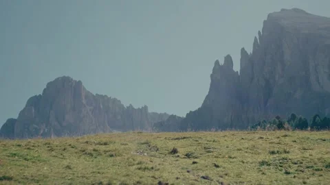 Mountains Landscape Featuring Jagged Peaks and Green Alpine Meadow Terrain Vídeos de archivo 331166098