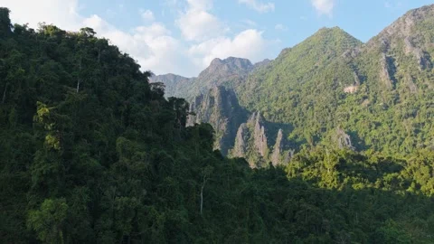 Mountains Landscape in Vang Vieng Featuring Lush Tropical Rainforest Vidéo 330820334