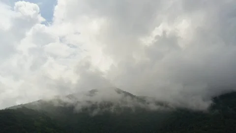 Mountains lush in rain clouds covering mountains Видео 117282055