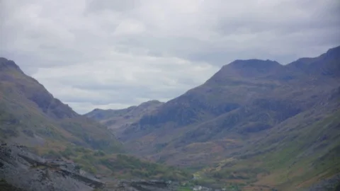 Mountains making a valley Vidéo 75593128