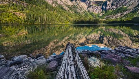 Mountains reflected in Avalanche Lake. Foto stock