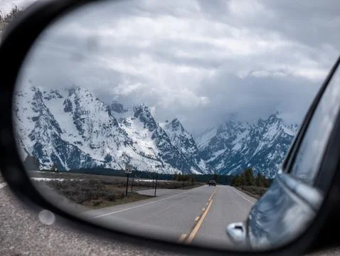 Mountains Reflected on a Car Side Mirror Stock-Fotos