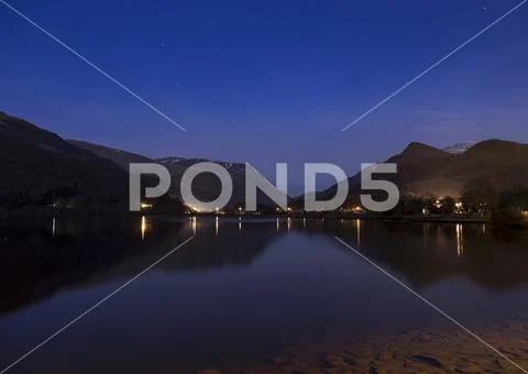 Mountains reflecting in Llyn Padarn at night, Snowdonia, North Wales Stock Photos