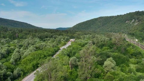Mountains river.Cars on the bridge. Vidéo 112856450