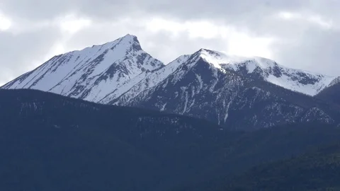 Mountains with snow, cloudy skies. Vidéo 75722076