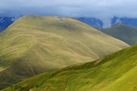 Mountains in upper svaneti, zone of alpine meadows,popular trekking route Foto stock